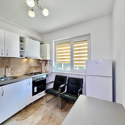 Location d’un appartement chaleureux d’une pièce avec balcon à Chiajna, près de Bucarest, Roumanie